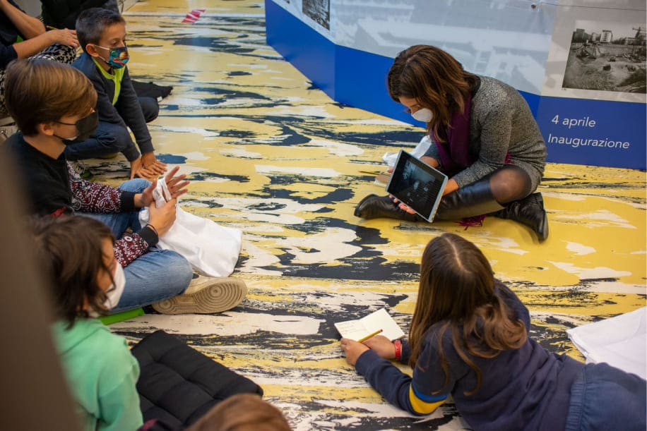 Attività con i ragazzi durante l'apertura della mostra "Storie del Grattacielo"